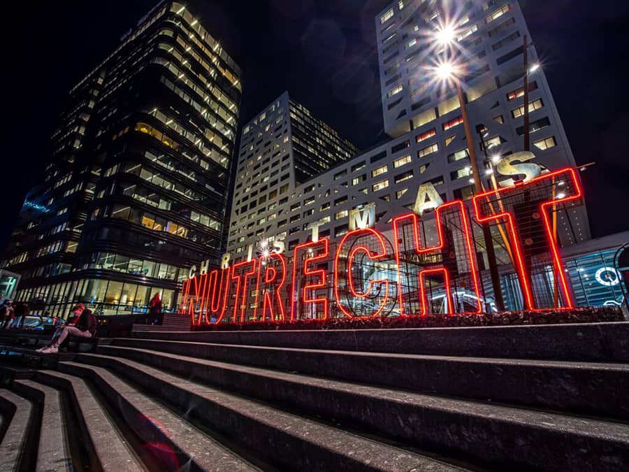 « Utrecht » écrit en lettres avec des néons