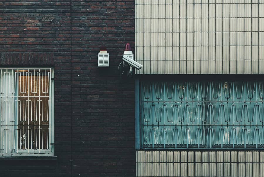 Caméra de surveillance orientée vers la rue