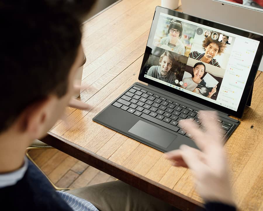 man achter laptop