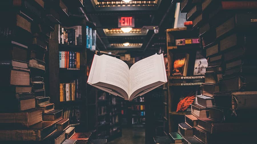 Boek zwevend in boekenkast