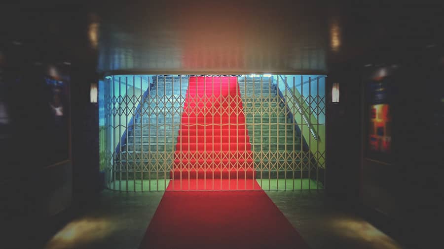 Tapis rouge dans un garage