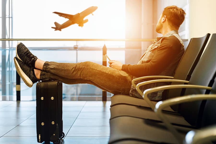 Homme qui attend à l’aéroport