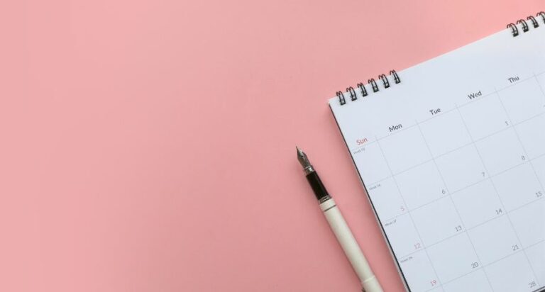 papieren kalender en kroontjespen