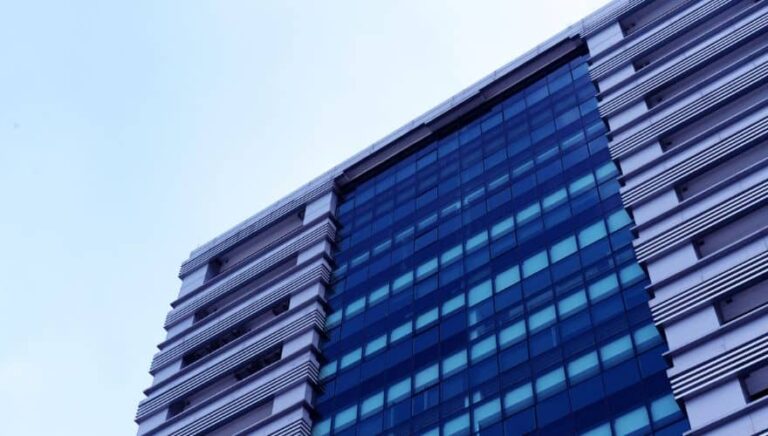 Gebouw met veel ramen met blauwe lucht.