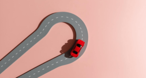 speelauto over racebaantje