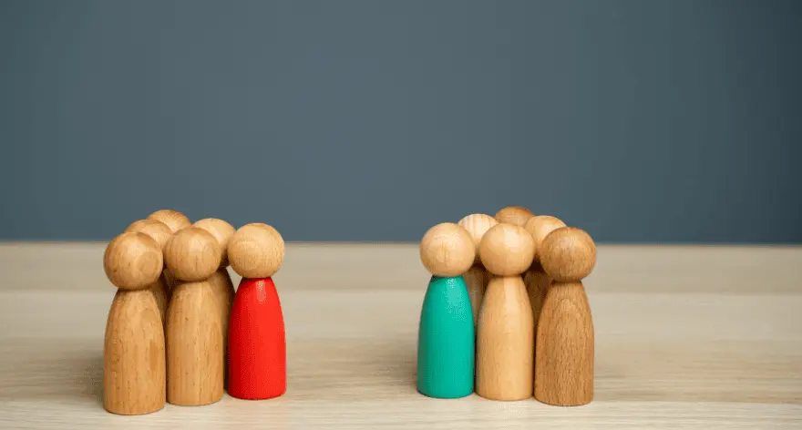 Houten pionnen uit spel