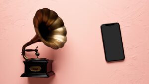 Vieux gramophone et GSM
