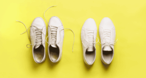 2 paar gym schoenen op gele achtergrond