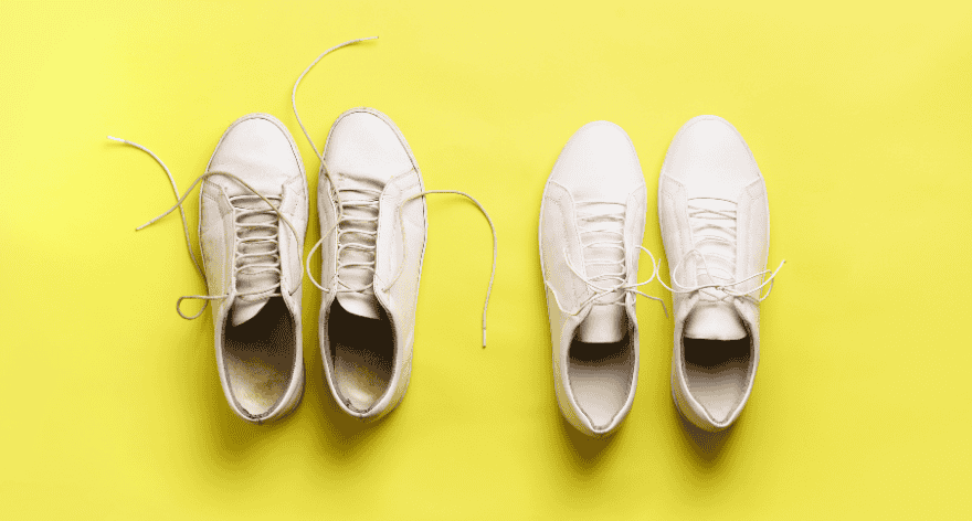 2 paar gym schoenen op gele achtergrond